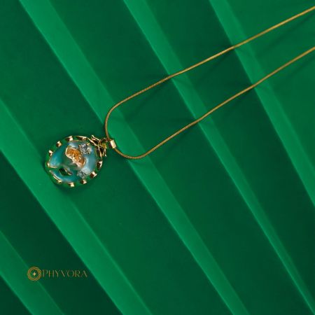 Dream Oval 18k necklace